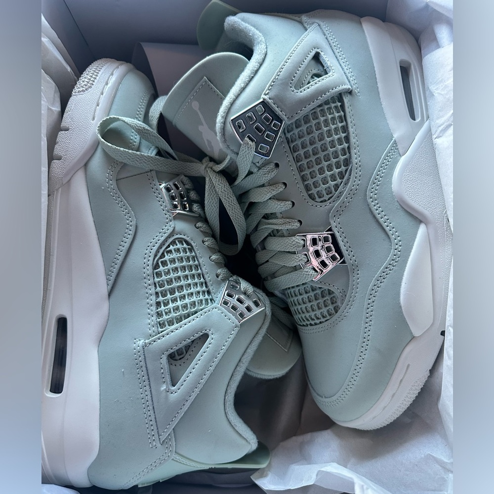 Jordan Air 4 Retro Seafoam with metallic accents - Picture 3 of 8